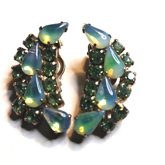 Unique Vintage Jewelry - ANTIQUE VINTAGE CLIP ON GREEN RHINESTONE EARRINGS 1"
